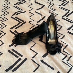 Me too black satin heels 8m